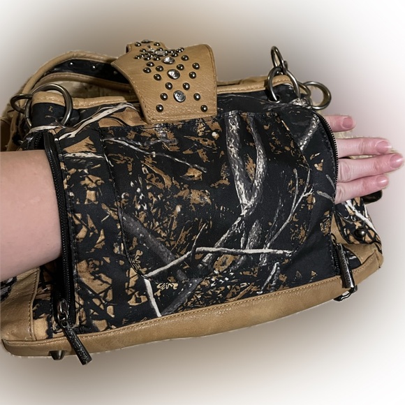 Monte Vista Camo Concealed Carry Purse - Picture 10 of 13
